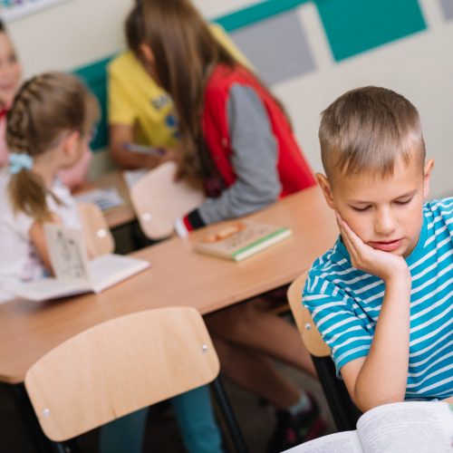 Nieśmiałość u dzieci – jak wspierać pewność siebie i relacje społeczne